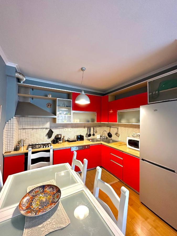 Central Inn Home Tirana Appartamento